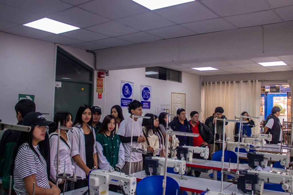 Taller práctico en el área de confección textil.