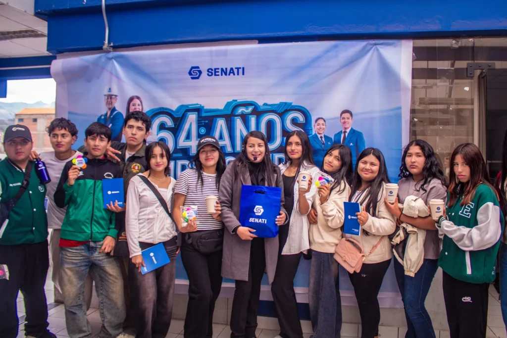 Jóvenes en el aniversario de SENATI.