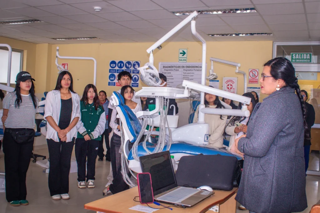 Recorrido por el laboratorio de salud.