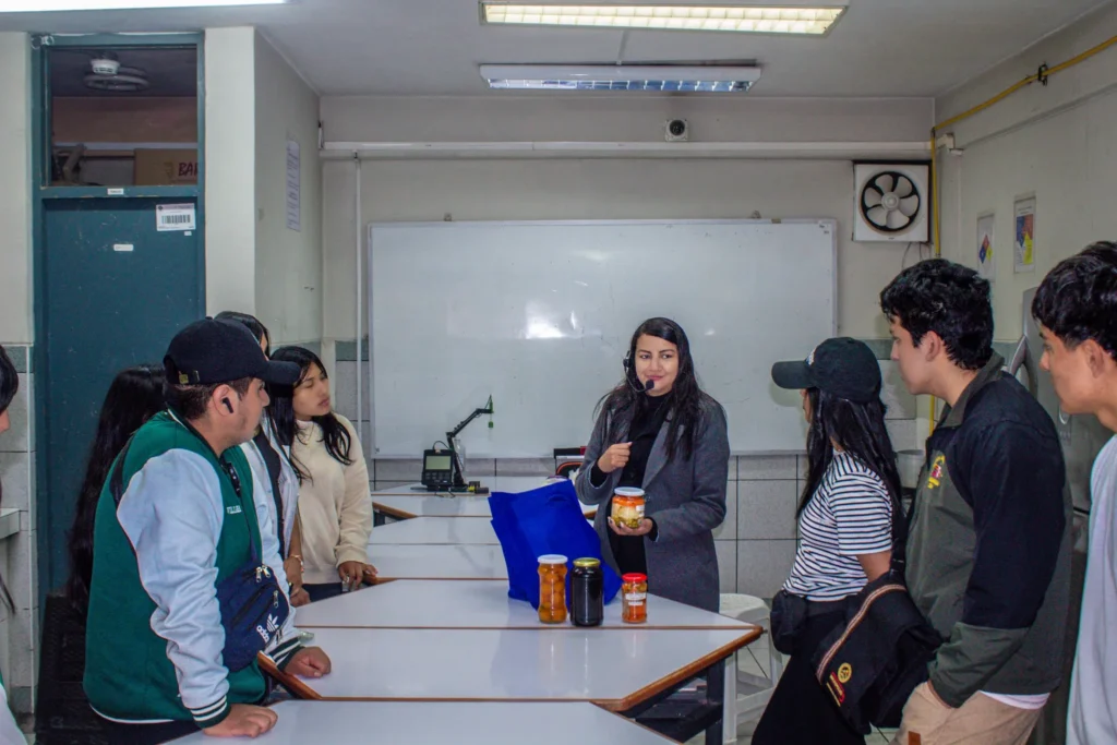 Clase demostrativa sobre conservación de alimentos.