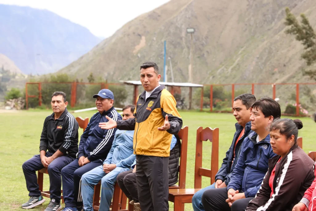 Docentes y autoridades reciben los equipos para sus centros educativos.