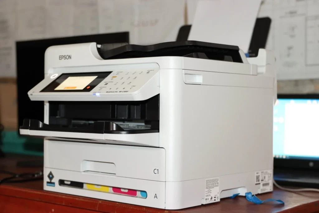 Coordinación interinstitucional para la distribución de recursos tecnológicos.