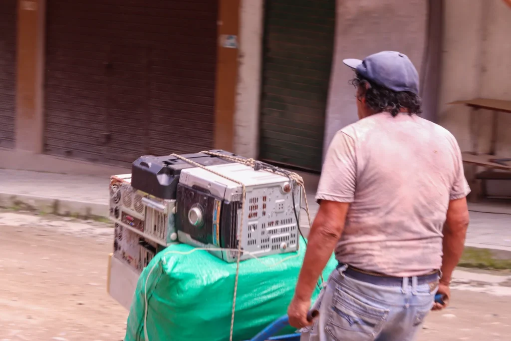 Integración comunitaria activa en los planes de manejo ambiental.
